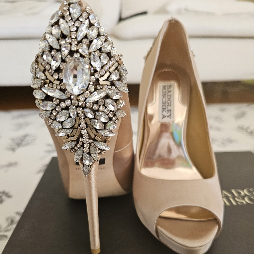 Badgley Mischka heels size 5, color latte